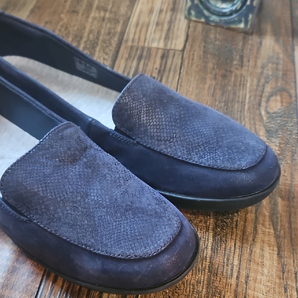 Clarks Cloudsteppers Women's Navy Blue Embossed Suede Slip On‎ Flats - Picture 4 of 11
